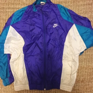  - 🌈 superfin Nikejacka! Storlek M, passar fint till både S och M. Kan mötas i Stockholm! Köpare betalar frakt. 🎈