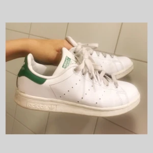  - Klassiska Adidas Stan Smith ✅ Använda några gånger, därav det bra priset. Lite smutsiga bara, inget annat slitage. För små för mig som har 36-37.