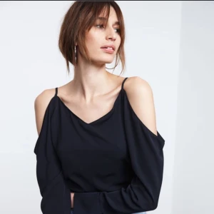  - Vit blus med utskurna ärmar, samma som på den första bilden men vit. Svår att fota men väldigt fin på! Knappt använd! 