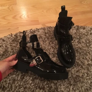  - Köp dom här fina bucklebootsen! Storlek 37 visade sig vara för små :( använda en halv dag endast så precis som nya! 