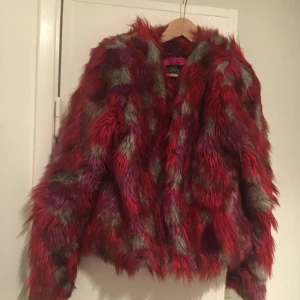  - Jacka i fuskpäls från Rebecca Stella for Nelly. Sätter färg på vardagen och sticker ut i mängden!