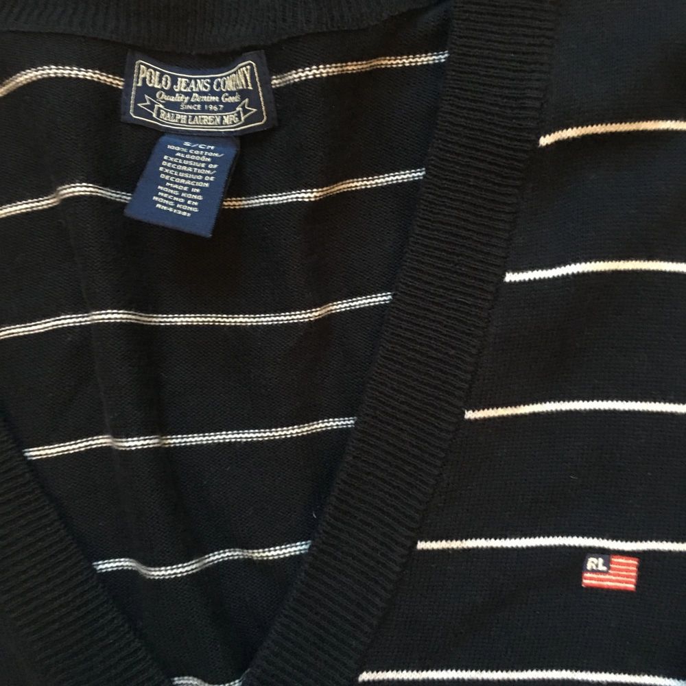 Ralph Lauren Polo Jeans Company Cardigan (Nypris 1200kr) köpt i USA  Använd 3 gånger, fick o julklapp, väldigt fint skick  Möjlighet för meetup i Stockholm och kan skickas på köparens bekostnad. Om mer bilder önskas skicka ett PM :). Tröjor & Koftor.