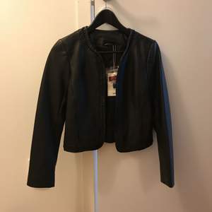 Comptoir des Cotonniers -  Black leather short jacket Brand new!  Fint jacka, helt nytt, svart läder Från Franska märke Comptoir des Cotonniers