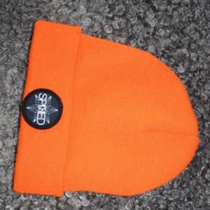 orange mössa från spiked 🕸 köpt från jamjars (tumblr) egna merch. stretchig & varm. 