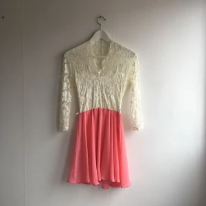  - Spetsklänning med korallfärgad nederdel. Aldrig använd.