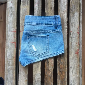  - Korta jeansshorts. Använda ett fåtal gånger.