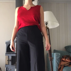  - Rött glittrigt linne. Har använt detta över en vit skjorta  men går lika väl att ha utan som på bilderna. 