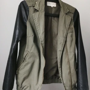  - Army jacka från VILA! Storlek XS men passar även S (jag har storlek S, kolla andra bilden).  