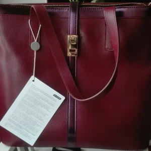  - En helt nya oanvänd jättefin väska. 