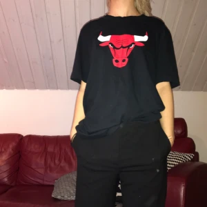  - Fet Adidas Chicago Bulls tisha i M men sitter mer som en oversized S på tjejer 🐂🔥❤️