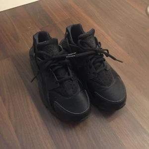  - Huaraches i storlek 40 men då de är små i storlekarna skulle ja säga 39-40. Använda MAX 2 gånger utomhus, i princip nya alltså. Nypris var strax över 1000kr. Kan mötas upp i Stockholm eller skicka mot betalning av frakten! Swish föredras!