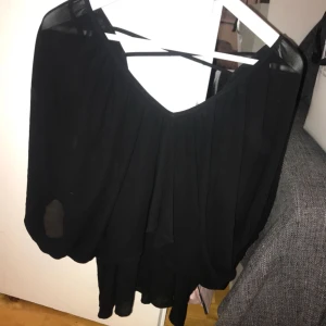  - Blus från By Second Female med öppen rygg med kors.