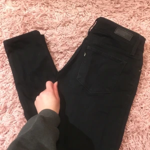  - Svarta stretchiga Levis jeans i bra skick. Frakt ingår i priset