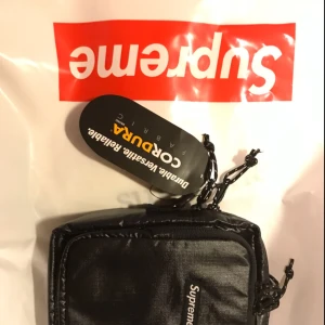  - Ny oanvänd supremeväska, lappar kvar och kvitto finns. 