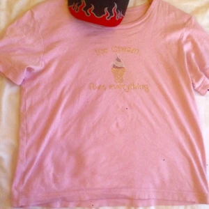 - Söt vintage t-shirt med kul bedazzled slogan. Storlek S. Kan mötas i Stockholm annars är frakten 40kr🌸
