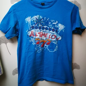  - All time low tröja som är från deras fanclub, träffa mig eller så skickar jag den, frakt beror på vad det kostar.