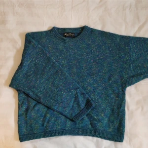  - Stickad blå/grön tröja strl S, men oversize så passar medium. Använd men i väldigt fint skick!! Obs!! har en mer lysande färg i verkligheten än på bild.