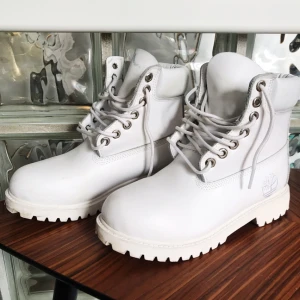  - Vita Timberland kängor i storlek 36 säljes för 500kr (nypris 1800kr), frakt tillkommer. (Kan även mötas upp i Malmö) Vid många intresserade köpare sker budgivning som startar på 500kr. Sparsamt använda, dock en liten defekt på ena skon som har en fläck på sig. Betalning sker via swish. 