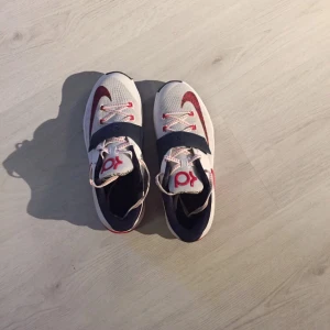  - Basket/träningskor designade av basketstjärnan Kevin Durant. Aldrig använda