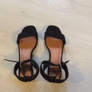  - Skor från HM, låg klack. Storlek 36 men tycker det är en stor 36a. Använda en gång