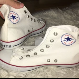  - Oanvända oäkta Converse storlek 41! Finns även i svart 