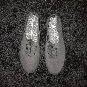  - Helt oanvända skor. 