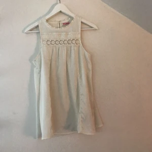  - Somrig blus från indiska. Kan mötas upp i Stockholm eller så står köparen för frakten. 