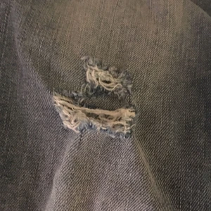  - Snyggt slitna jeans, knappt använda. Tajta i modellen 