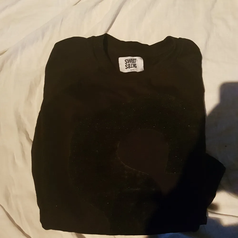 Sweet sweatshirt i storlek small, märket är i något fleece liknande material  Köparen står för frakt . T-shirts.