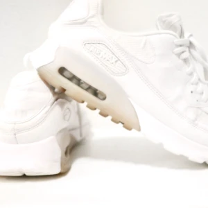  - Nike Air Max  Köpta i år! Super skick! Lite skitiga på tyget fram men går att tvätta! (Har tvättat dem en gång tidigare) 