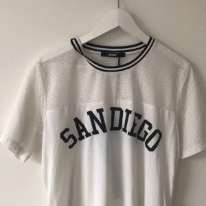  - Cool T-shirt från BikBok. Passar M lika bra som L. Frakt tillkommer och betalning sker via swish😇 