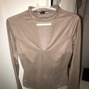  - Body från Nelly i suede typ