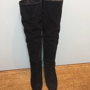  - Knähöga stövlar i mocka från Zara i storlek 41 men jag har vanligtvis storlek 40. Välvårdade och sparsamt använda. 