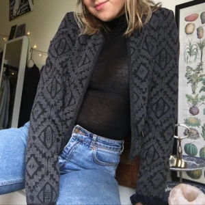  - Min ÄLSKADE jacka från Mango. Så jäkla snygg men nu behöver den ett nytt hem! I bra skick och kommer vara så fin till hösten!!