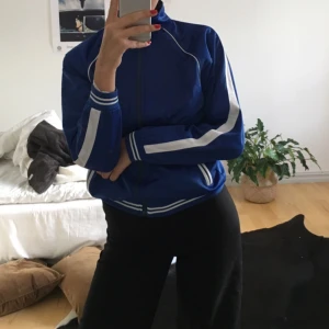  - Vintage sportjacka med vita revärer på armarna. I bra skick. Frakt tillkommer 