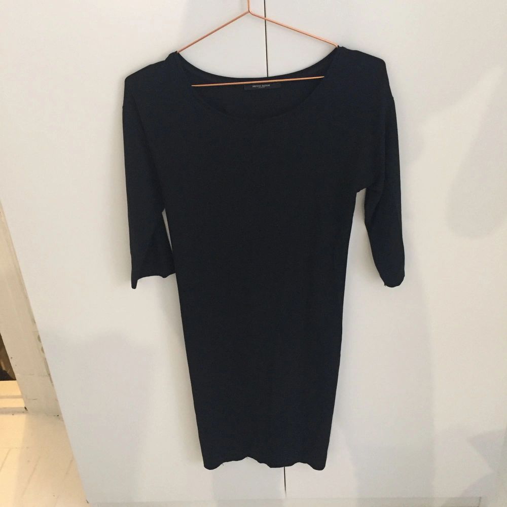 Superfin lilla svarta klänningen från Bruuns Bazaar. Endast använd ett fåtal gånger. Dragkedja i rygg. Passar utmärkt på jobbet eller festen i höst!. Klänningar.