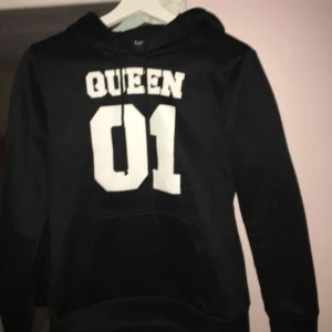  - Hoddie från Wish, säljs pga för liten då jag är en M. Köparen står för frakt☺️