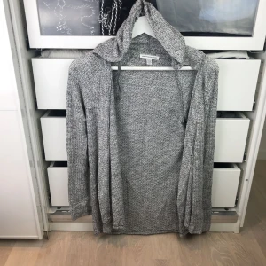 - Stickad gråmelerad kofta med luva från American Eagle Outfitters strl xs! Aldrig använd så i nyskick! 