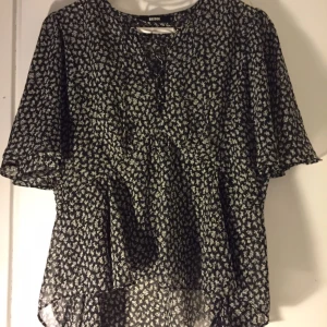  - jättefin figursydd blus från Bik Bok med snörning där fram, använd några få gånger :) tar swish 