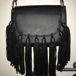  - Axelremsväska från Nelly.com. Sparsamt använd och väldigt fint skick. Kan mötas i Stockholm eller skickas mot halva fraktkostnaden. 