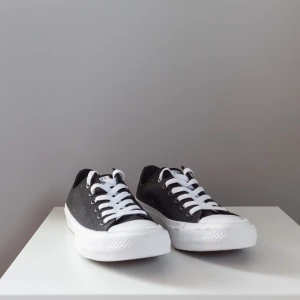  - • Svarta Converse i strl. 37 (kan även passa 38 dock) • Jättefint skick förutom några skråmor på nosen (se bild) • Aldrig använda