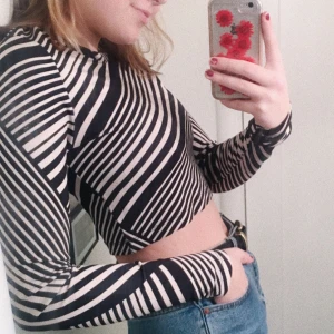  - JÄTTEsnygg topp i 60-talsmönster från Weekday! Snygg att ha under linnen och t-shirts!!