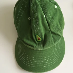  - Underbar avokadokeps från Unif! Helt ny, aldrig använd🥑🥑✨✨❤️   Eventuell frakt betalas av köparen😙😙✨❤️