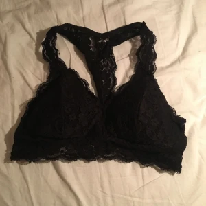  - Mysig Bh, använd fåtal gånger på grund av för liten storlek. Svart spets men tunn vaddering inuti, är i bra skick. köpare står för frakt swish går bra