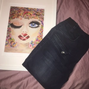  - Jeans i skönt material, mer som jeans tights pga "resår" i midjan. Otroligt sköna och ser ut som jeans då de ändå har jeans material.