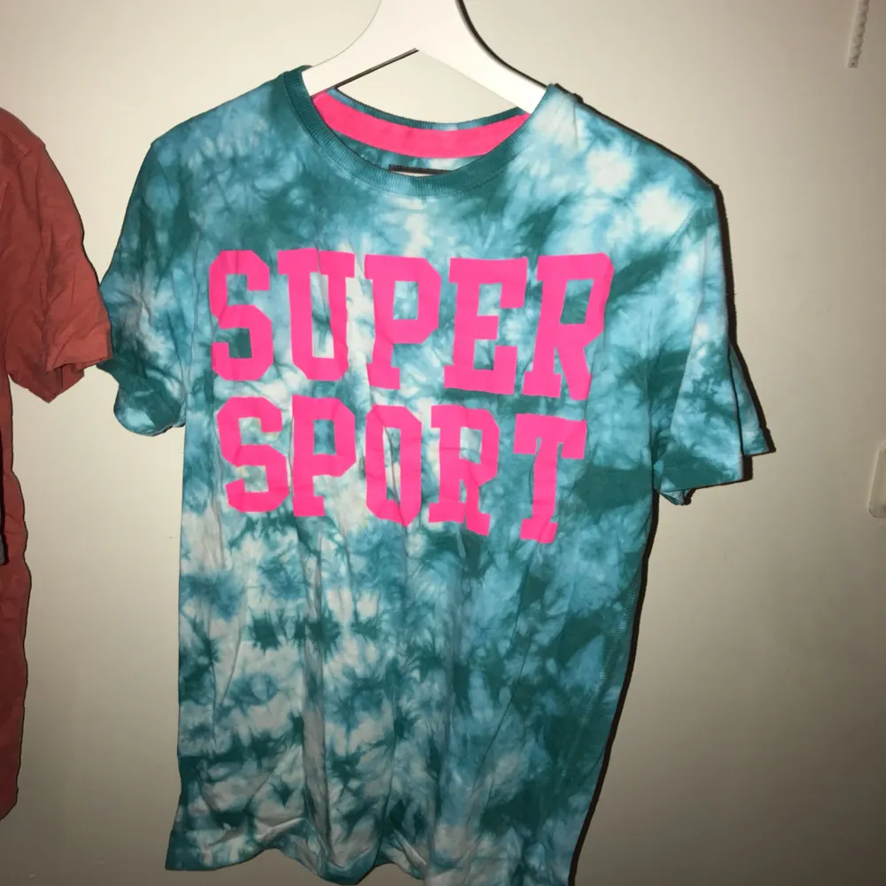 Cool T-shirt med rosa tryck från Superdry! Hör av dig om du undrar något, priset är förhandlingsbart! . T-shirts.