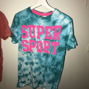  - Cool T-shirt med rosa tryck från Superdry! Hör av dig om du undrar något, priset är förhandlingsbart! 