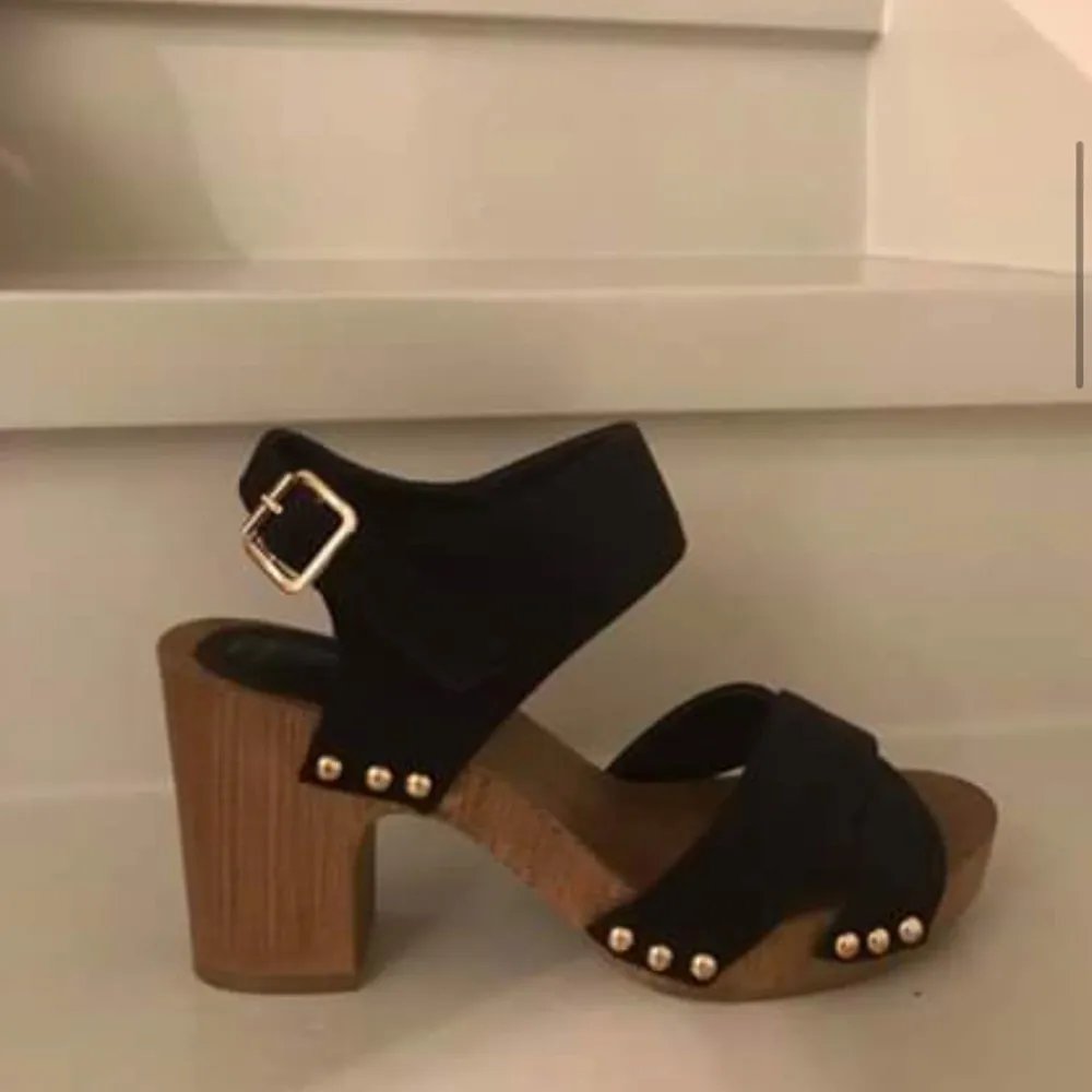 Helt oanvända skor från Asos. Köparen står för frakt✨. Kengät.