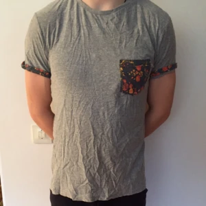  - T-shirt bought at 21 Forever in New york. Fits S/M. Flower pattern on sleeve turn-ups.