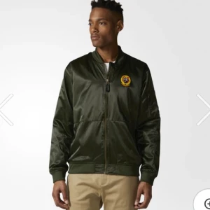  - Snygg grön bomberjacka från Adidas i storlek L. Använd en gång. Nypris 1099kr. 